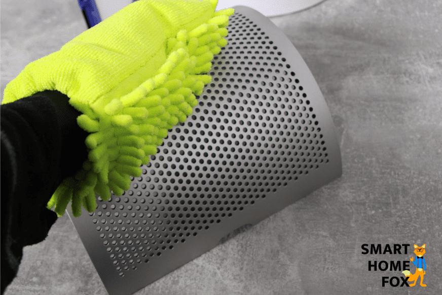 Das Luftgitter vom Dyson Pure Humidify + Cool PH01 Luftreiniger liegt auf dem Tisch und wird mit einem weichen Tuch abgestaubt.